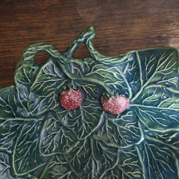 Strawberry Leaf Patch Majolica Footed Serving Bowl - Picture 7 of 10